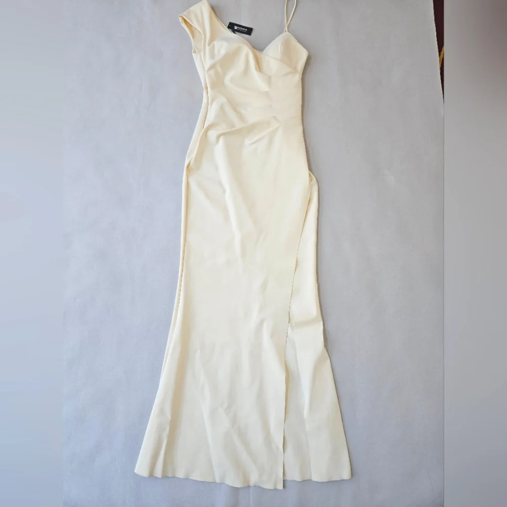 NWT! Chiara Boni One-Shoulder Front-Slit Wrap Gown Size 8 - Picture 4 of 16